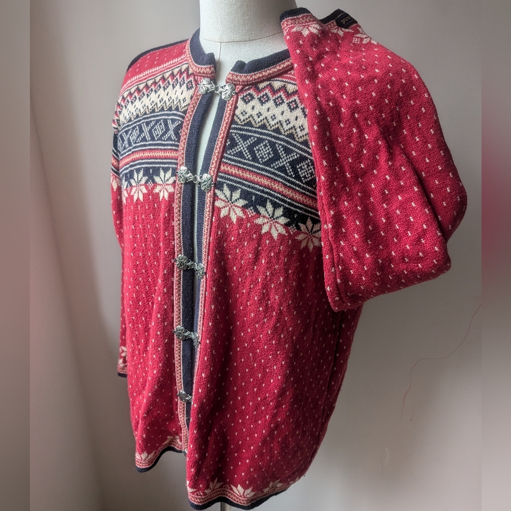 Mens Medium Scandanavian Metal Clasp Sweater